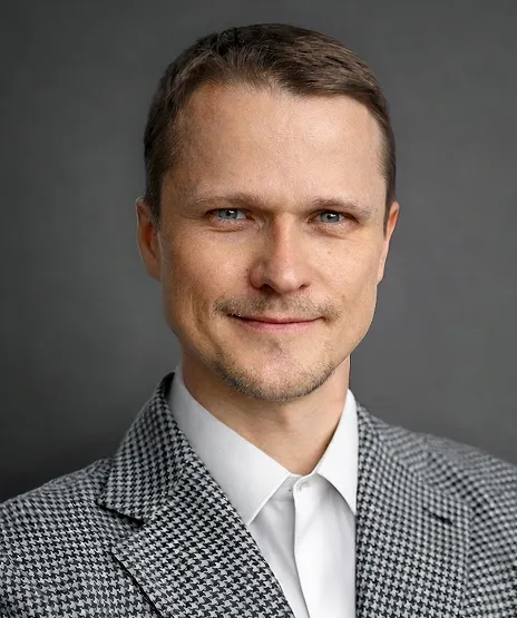Илья
Холоднов